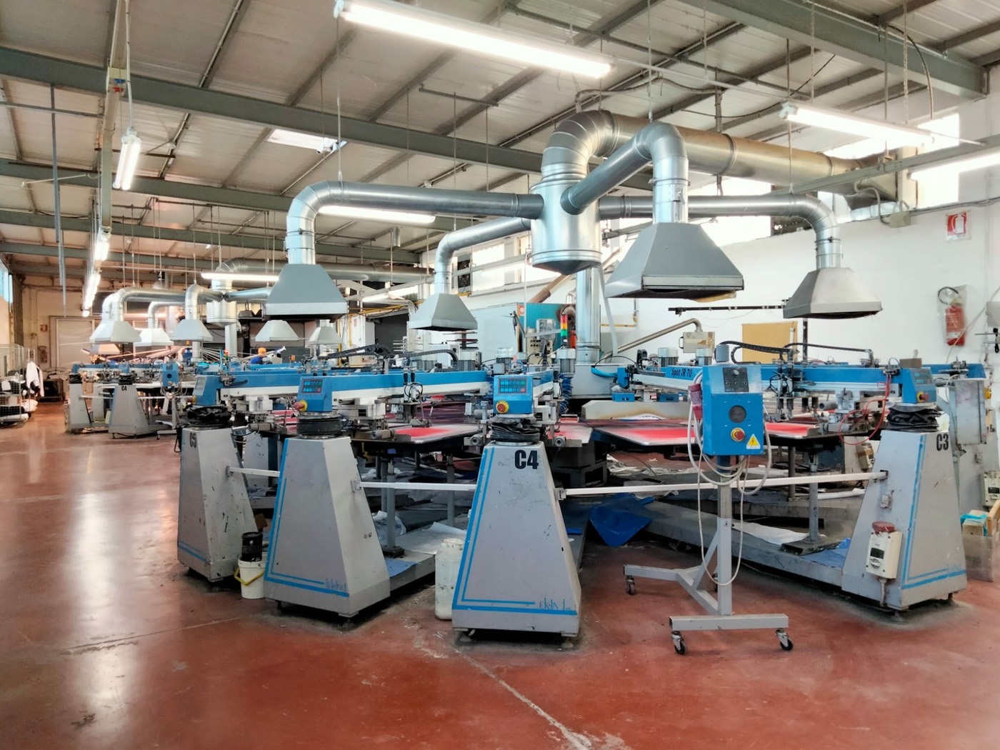 Reparto stampa della serigrafia Seriarte con le macchine automatiche