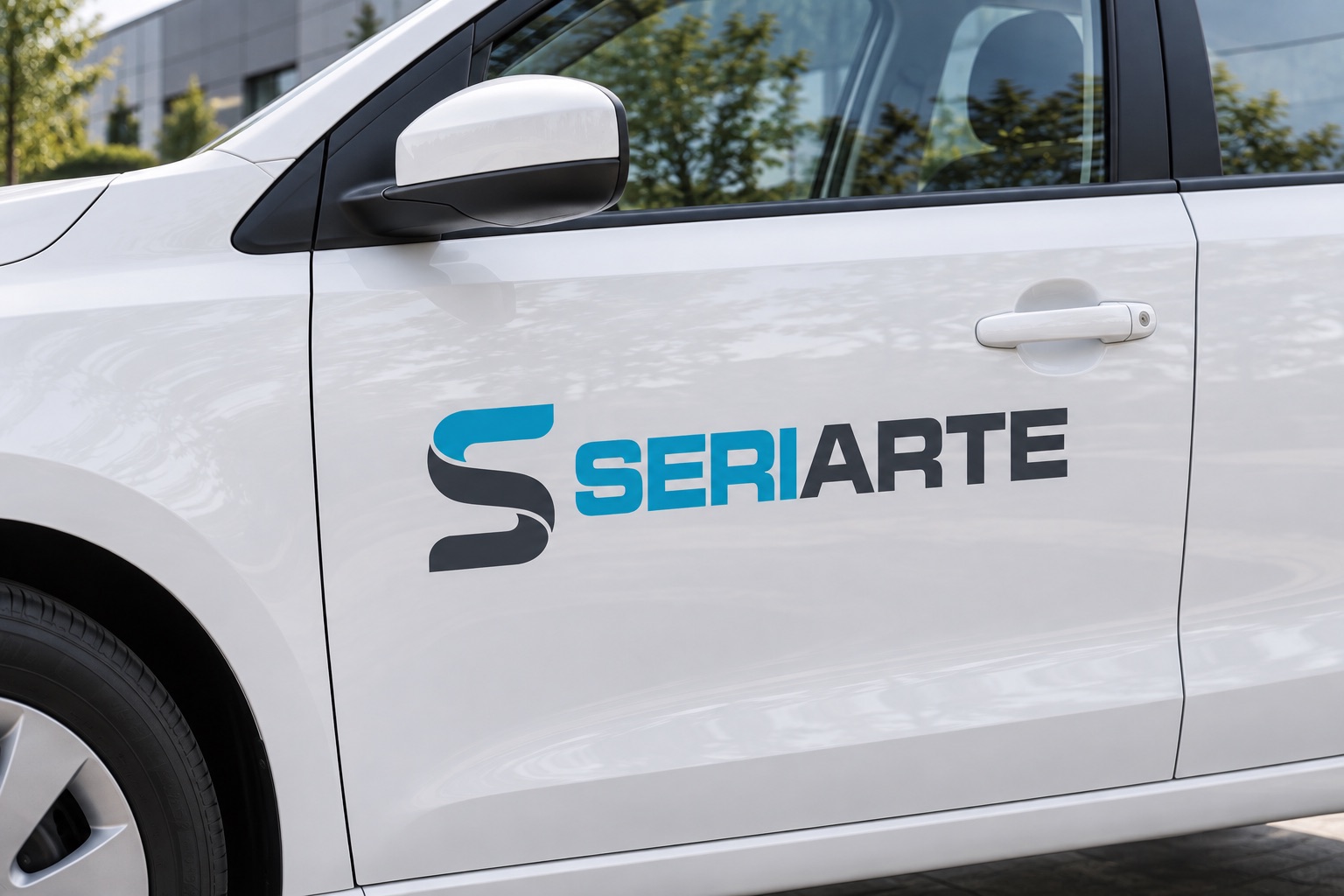Dettaglio di una portiera d'auto con logo Seriarte