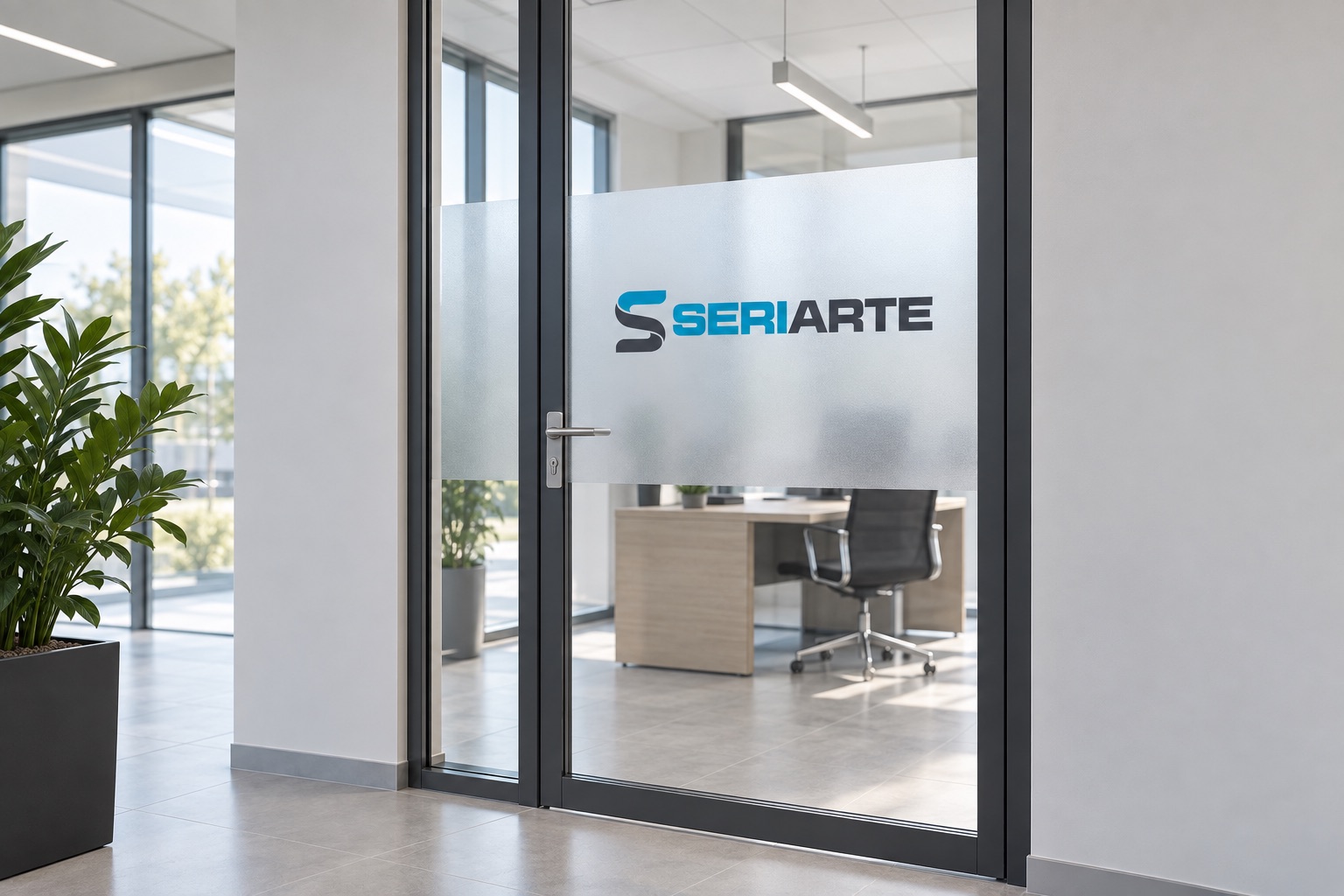 Porta di ufficio con pellicola satinata e logo Seriarte