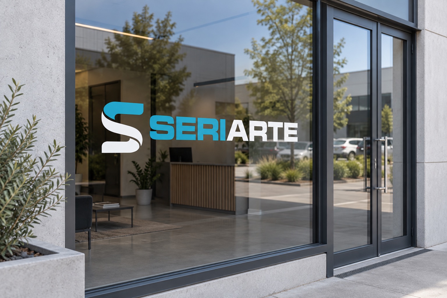 Porta a vetro con logo Seriarte tagliato nel colore pieno della pellicola