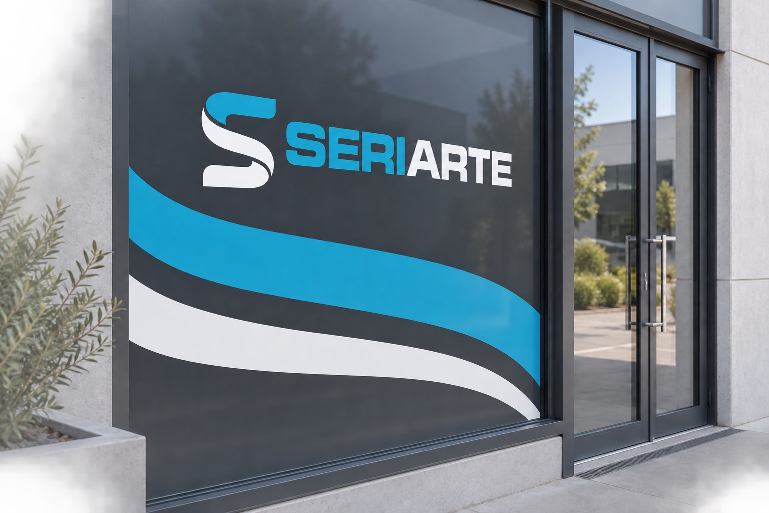 Vetrina con grafica Seriarte estesa a tutta superficie