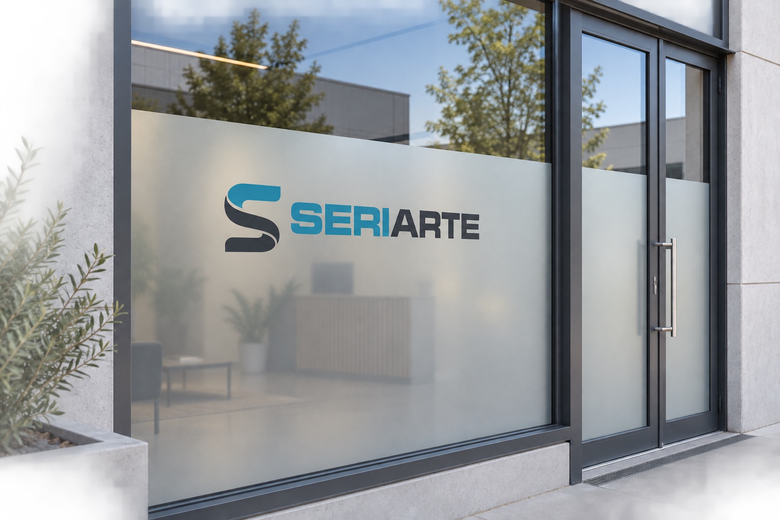 Vetrata con pellicola satinata e logo Seriarte